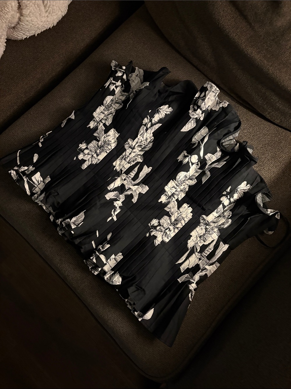 White House Black Market Black and White Floral Pleated Camisole - Picture 6 of 6